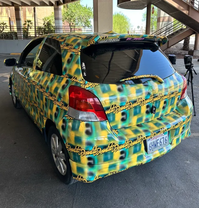 foto do Toyota Yaris coberto com um padrão criado por Bill Swearingen, como parte de um teste para ver se ele consegue enganar a detecção por câmeras de vigilância.