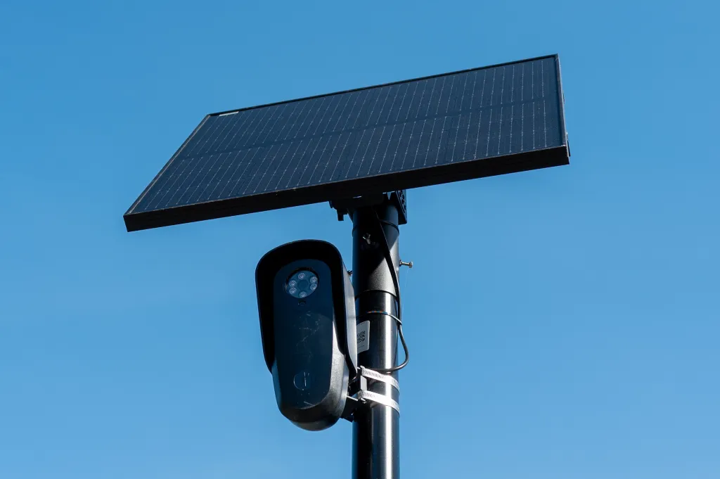 Leitor de placas e câmera da Flock com painel solar contra um céu azul, Pleasant Hill, Califórnia, 16 de abril de 2026.