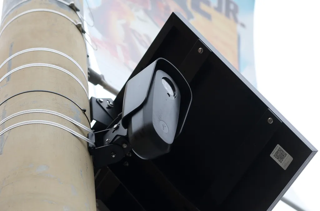 câmera de vigilância de leitura de placas da Flock em um poste de rua em São Francisco